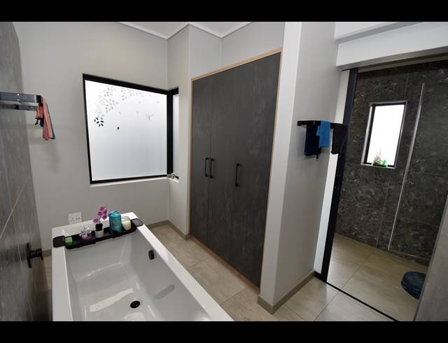 4 BEDROOM HOUSE TO LET IN ZANDSPRUIT